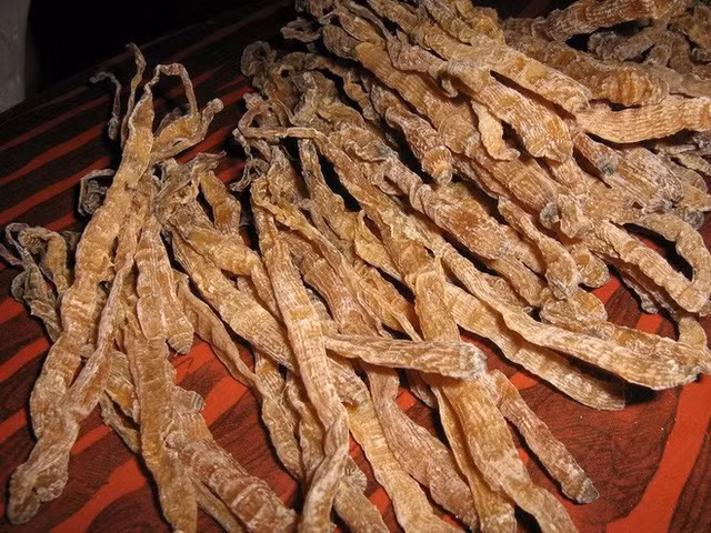 Vài năm gần đây, sá sùng trở thành món hàng cực kỳ hút khách. Sá sùng tươi có giá trên dưới 500.000 đồng/kg. Còn sá sùng khô, loại rẻ nhất từ 1,8-2,4 triệu đồng/kg, loại thượng hạng lên tới 4-4,5 triệu đồng/kg.