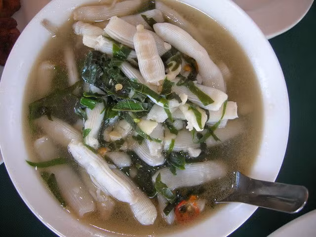 Sá sùng thường được đánh bắt ở những bãi cát nơi có thủy triều lên. Trước đây, giá sá sùng vừa phải. Nhưng nay do nhu cầu tăng cao, sá sùng ngày càng hiếm, khó đánh bắt nên giá cũng trở nên đắt đỏ.