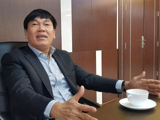 Suốt nhiều năm qua, dù công việc bận rộn, "ông vua" thép Hòa Phát vẫn giữ thói quen cà phê, trà đá vỉa hè với bạn bè. Ảnh: Internet