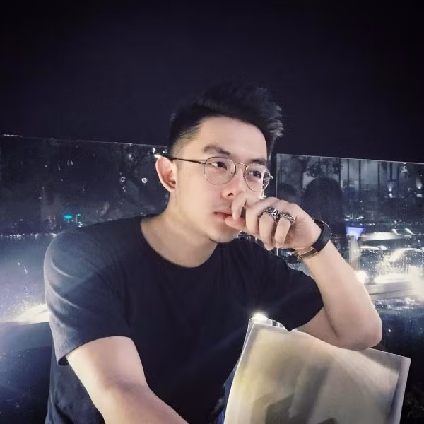 Bên cạnh đó, CEO điển trai Tống Đông Khuê luôn luôn tặng đồ hiệu cho bạn gái Thảo Nhi cho dù đó không phải là dịp quan trọng gì.