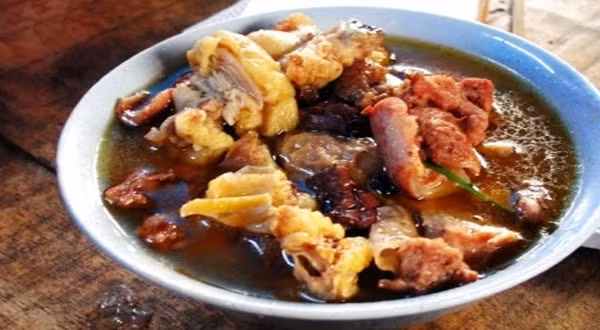 Món ăn kỳ quặc đưa lên bàn ăn có màu nâu sấm, sánh sệt và có mùi khá khó chịu, vị đắng nên không phải ai cũng có thể ăn.