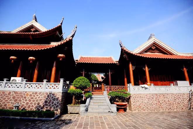 Trong khuôn viên biệt phủ gỗ còn có nhiều cây si, cây lộc vừng dáng và thế đẹp mắt. Ảnh: Zing.
