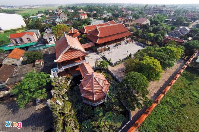Xung quanh biệt thự có tường rào cao gần 3m rất kiên cố. Ảnh: Zing.