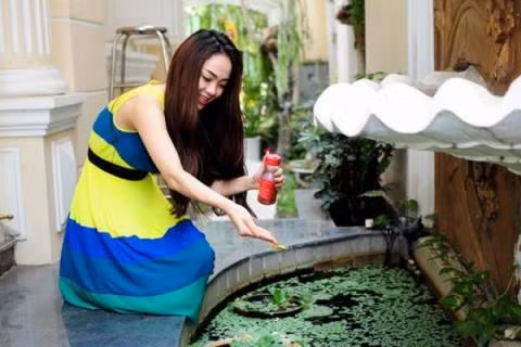 Trong một góc nhà đặt cây đàn piano – Một người bạn thân thiết, nơi để Minh Hằng giải tỏa stress sau mỗi ngày làm việc căng thẳng.