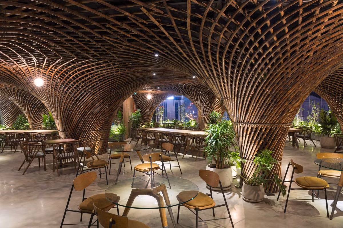 Quán cà phê Nocenco do kiến trúc sư Võ Trọng Nghĩa và Nguyễn Tất Đạt thực hiện bao gồm tầng áp mái, tầng mái của một ngôi nhà bê tông nằm ngay trung tâm thành phố Vinh. Các kiến trúc sư đã chọn tre làm vật liệu chủ đạo để xây dựng quán nhằm tiết kệm thời gian, dễ khai thác ở khí hậu nhiệt đới. Ảnh: Archdaily