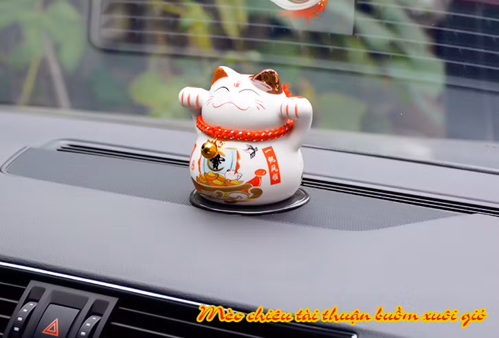 Trên xe hơi người ta thường treo mèo Thần Tài ngay ở vị trí gương để tạo sự thoải mái hoặc đặt ở trên đế hay để ở đầu xe.