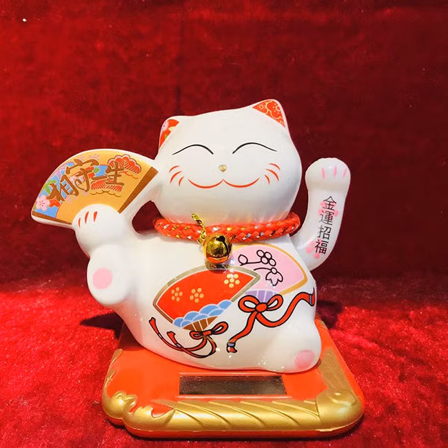 Trên bàn làm việc, mèo Thần Tài nên đặt xuôi theo hướng bạn quay mặt ra, sạch sẽ, thoáng đãng, không nên có quá nhiều vật cản.