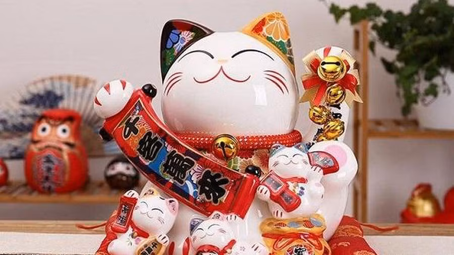 Mèo Thần Tài để trong phòng ngủ mang ý nghĩa đem đến vận đào hoa. Những người cần cầu tình duyên thuận buồn xuôi gió nên đặt hai con mèo tại hướng chính Đông của phòng ngủ.