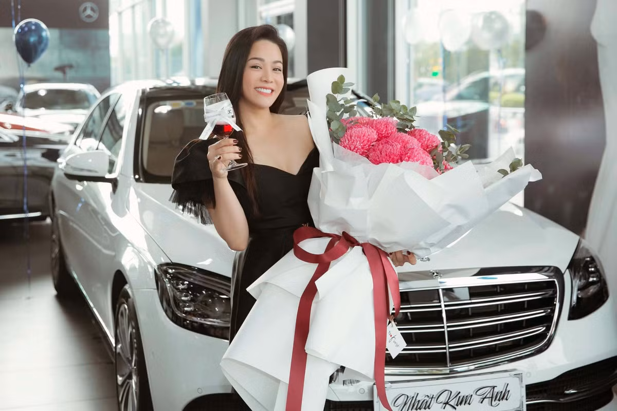 Ngoài bất động sản, Nhật Kim Anh cũng thường xuyên thay đổi xế hộp. Gần đây nhất, nữ diễn viên tậu xe của thương hiệu nổi tiếng giá khoảng 5 tỷ đồng. Ảnh: Vietnamnet.