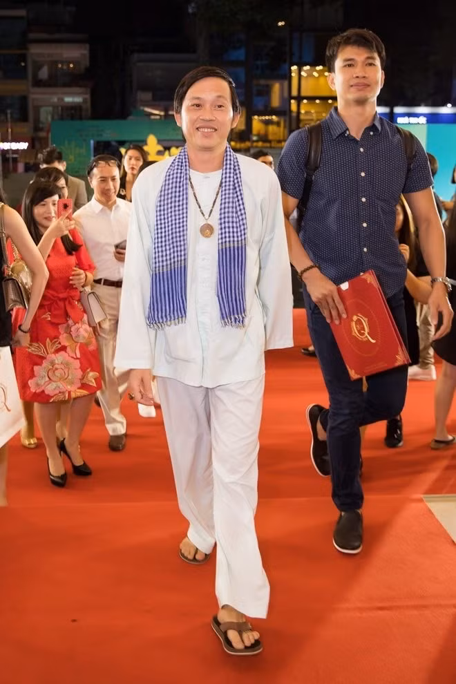 Người ta thấy nam danh hài thường gắn liền với trang phục áo bà ba, áo dài mỗi khi xuất hiện trước công chúng. Ảnh: Lao động.