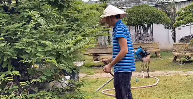 Nam nghệ sĩ tiết lộ thêm rằng bản thân không ham xe sang, đồ áo hiệu. Cuộc sống NSƯT Hoài Linh thích gắn liền với miền quê, cây cỏ và ngại đến những nơi sang trọng. Ảnh: Cafebiz.