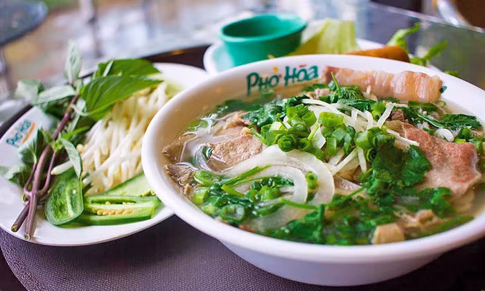 Mỹ được coi là đất nước đầu tiên Phở Việt đặt chân đến. Các tiệm phở tại Mỹ cho phép thực khách lựa chọn bát to hoặc bát nhỏ tùy ý, với mức giá khác nhau, dao động từ 6-8 USD (125.000 đồng -170.000 đồng) cho tô nhỏ hay 9-10 USD (200.000 đồng - 220.000 đồng) cho tô lớn. Ảnh: Internet.