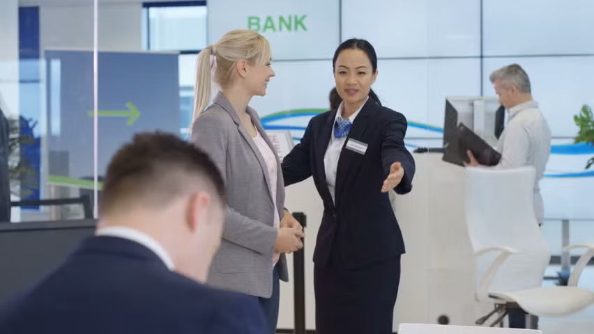 Có một thực tế là nhân viên ngân hàng làm việc cho ngân hàng của họ, không phải bạn. Họ muốn tận dụng tối đa chiếc ví của bạn trong mỗi lần tương tác, thậm chí bán cho bạn những sản phẩm hoặc dịch vụ không cần thiết.