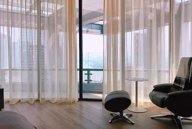 Nội thất trong căn biệt thự khá tinh tế, tối giản nhưng toát lên sự sang trọng và ấm cúng.