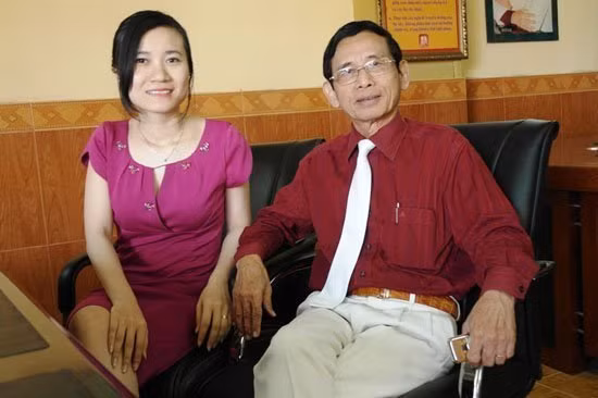 Không chấp nhận số phận, ông làm lại cuộc đời bằng một shop buôn bán quần áo thời trang nhỏ rồi dần dần lập thêm các hiệu thuốc tây tại khắp các quận 1, 3 và 10. Nhờ có kinh nghiệm buôn bán từ trước, vận của ông nhanh chóng lên như diều gặp gió, tài sản cứ mỗi ngày tích tụ nhiều thêm.