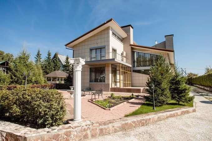 Tọa lạc tại làng Novaya Razvodnaya, gần Irkutsk (Nga), ngôi nhà được xây trên khu đất rộng 620m2.