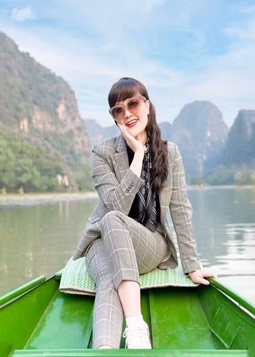 Khi bị khán giả đặt ra những hoài nghi khi giữ kín như bưng về ông xã, Vân Dung chọn cách giữ im lặng. Ảnh: FBNV