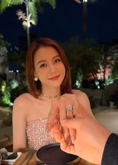 Hot girl, diễn viên Sam được bạn trai giấu mặt cầu hôn vào tháng 12/2022.