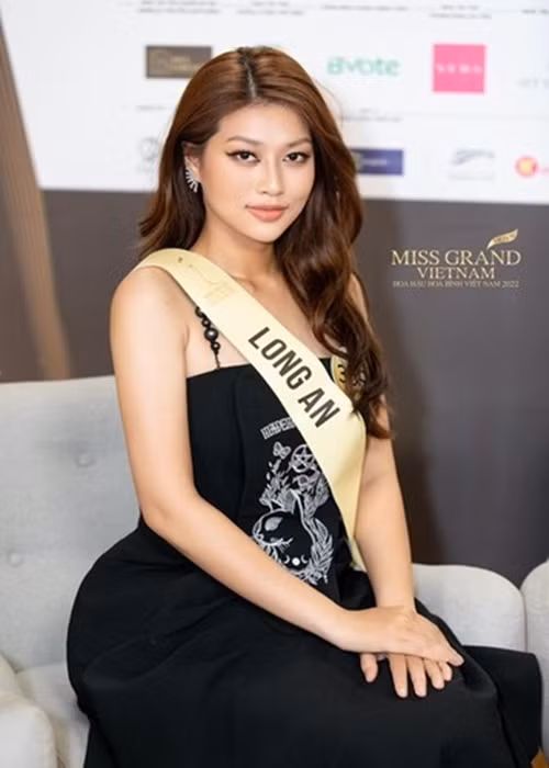 Thiên Ân làm việc ở cửa hàng mắt kính, lương 6 triệu đồng một tháng. Khi đang tham gia cuộc thi, cô chỉ xin nghỉ 1 tháng rồi tính quay trở lại làm, nào ngờ cô trở thành hoa hậu nên đành nghỉ việc luôn. Ảnh: FBNV