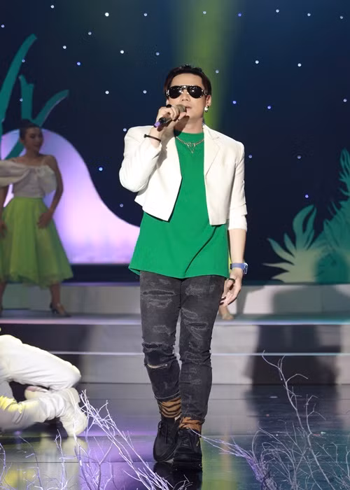 Theo nam ca sĩ, một tháng đi hát kiếm được hàng trăm triệu là rất bình thường. Tuy nhiên, nếu không đi hát mà toàn tâm toàn ý cho kinh doanh thì số tiền Khánh Phương kiếm được có thể gấp vài lần như vậy. Ảnh: FBNV