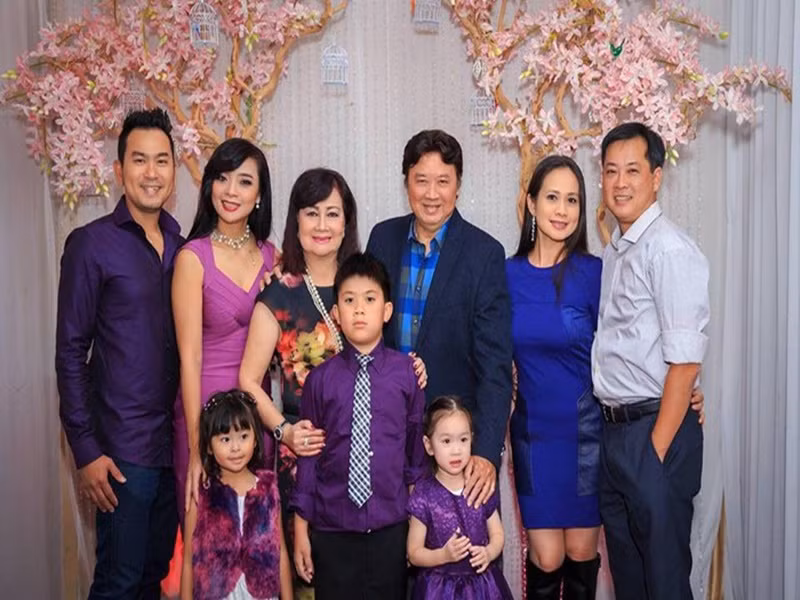 Khi các con cháu khôn lớn, vợ chồng nghệ sĩ Bảo Quốc dành nhiều thời gian cho nhau. Mỗi ngày, đôi vợ chồng già cùng nhau tập thể dục, làm việc nhà, đi công viên, mua sắm. Ảnh: Người đưa tin
