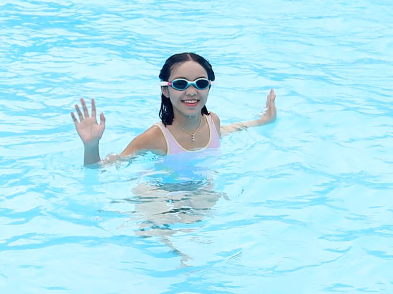 Cô nhóc tự chơi và học trong phòng của mình khi vợ chồng Việt Hương bận giúp đỡ những người khó khăn.