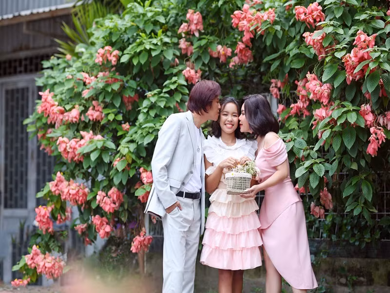 Ở tuổi 14, Elyza vượt mẹ về chiều cao.
