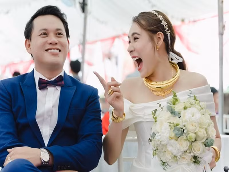 Hồ Bích Trâm lên xe hoa vào năm 2021 với một doanh nhân. Cách đây không lâu, cô sinh con trai đầu lòng. Ảnh: FBNV