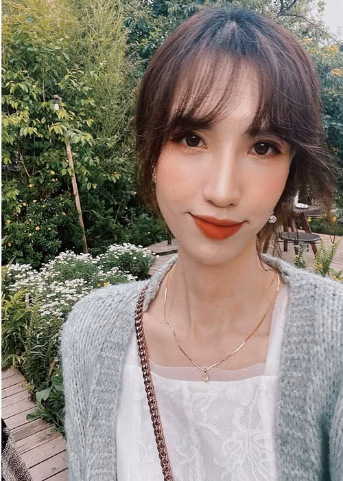 1 năm sau khi rời Vietnam’s Next Top Model, Hồng Xuân vắng bóng trong các sự kiện bởi cô dành thời gian để thay đổi diện mạo.