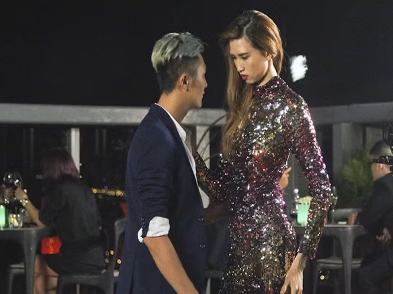 Trước những phản ứng trái chiều, Hồng Xuân chia sẻ: “Có nhiều ý kiến cho rằng tôi sẽ khó trở thành một người mẫu chuyên nghiệp. Tôi nghĩ đó chỉ là khó chứ không phải không thể nếu như vượt qua được điều đó và khẳng định mình. Bằng những nỗ lực và quyết tâm, tôi sẽ chứng minh cho mọi người thấy những gì họ nghĩ hôm nay hoàn toàn sai”. Để thể hiện nỗ lực và quyết tâm của mình, Hồng Xuân chăm chỉ tập luyện catwalk, trau dồi khả năng diễn xuất, cũng như tích cực ăn uống khi sở hữu thân hình “cò hương” quá mức. Ảnh: Vietnam’s Next Top Model