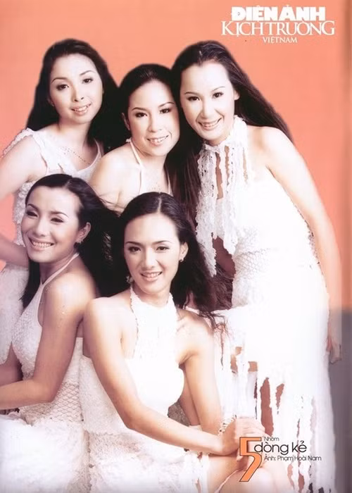 Giáng Son thành lập nên nhóm 5 Dòng kẻ gồm: Giáng Son, Lan Hương, Bảo Lan, Linh Nga và Hồng Ngọc. Do vừa đi dạy vừa đi hát, Giáng Son liên tục gặp trở ngại. Vì vậy nữ nhạc sĩ sinh năm 1975 quyết định rời nhóm. Ảnh: FBNV