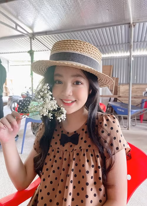Nữ diễn viên nhí sở hữu gương mặt xinh như thiên thần với đôi mắt to tròn, đen láy và đôi môi chúm chím. Ảnh: FBNV