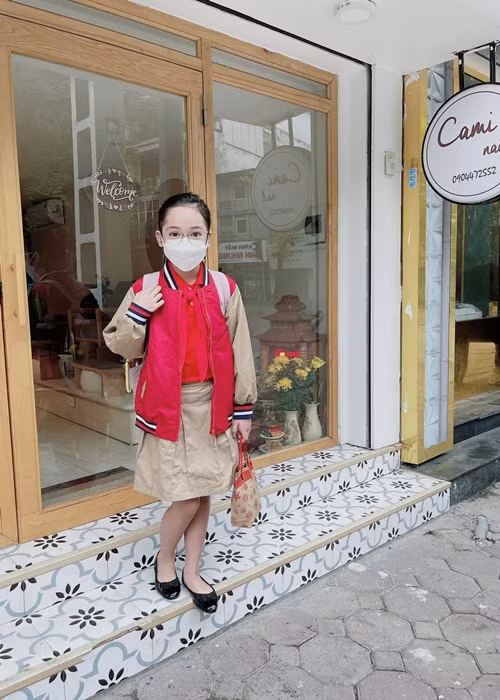Dù sớm nổi tiếng nhưng Diệp Anh không giữ khoảng cách với bạn bè. "Em vẫn có thời gian chơi cùng các bạn. Em có nhiều bạn lắm. Khi tốt nghiệp tiểu học, em vẫn giữ liên lạc với các bạn cũ”, bé Hoa của “Thương ngày nắng về” chia sẻ. Ảnh: FBNV