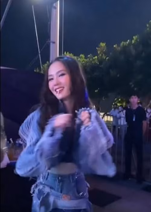 Nàng hậu trải lòng về ồn ào: "Người ta nói hoa hậu thì cần phải đoan trang. Nhưng những giây phút gần gũi đời thường là cách mà hoa hậu không quá xa cách với mọi người. Hãy nhìn nhận tích cực hơn. Tôi là người yêu âm nhạc. Nhảy nhót không có nghĩa là mình xấu. Khiến mọi người vui vẻ, bung xõa không có nghĩa là mình sẽ lơ là công việc. Tôi rất rõ ràng, làm việc là làm việc, chơi là chơi, học là học. Quan trọng nhất tôi luôn là chính mình". Ảnh: Dân Việt