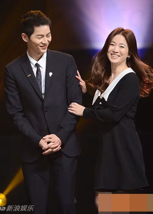 Sau quãng thời gian yêu đương, Song Joong Ki và Song Hye Kyo tổ chức đám cưới vào tháng 10/2017. Hôn lễ của cặp đôi được nhiều khán giả châu Á theo dõi. Ảnh: Sina
