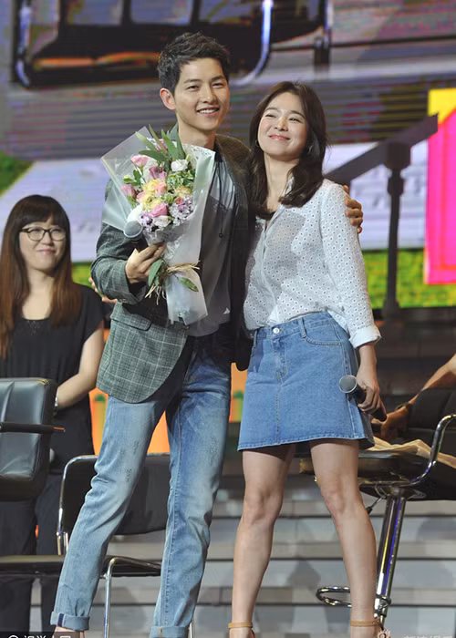 Người vợ đầu tiên của Song Joong Ki là Song Hye Kyo. Cô nổi tiếng, giàu có. Cả hai nảy sinh tình cảm trên phim trường “Hậu duệ mặt trời”. Ảnh: Sina