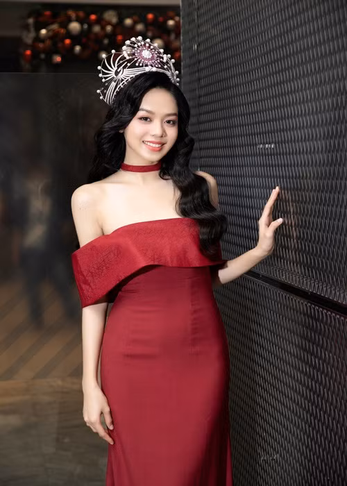 Nàng hậu sinh năm 2002 khoe sắc vóc gợi cảm cùng nụ cười tỏa nắng.