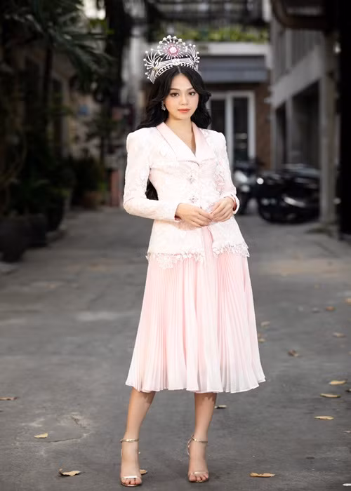 Thanh Thủy được nhiều người khen ngợi ngày càng xinh sau khi đăng quang.