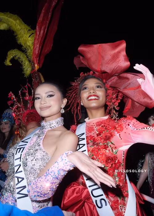 Mới đây, các thí sinh của cuộc thi Miss Universe 2022 - Hoa hậu Hoàn vũ Thế giới 2022 diễu hành trên phố. Hoa hậu Ngọc Châu diện chiếc váy đồng phục do ban tổ chức cung cấp trong khi nhiều người đẹp khác khoác lên mình quốc phục. Ảnh: Missosology