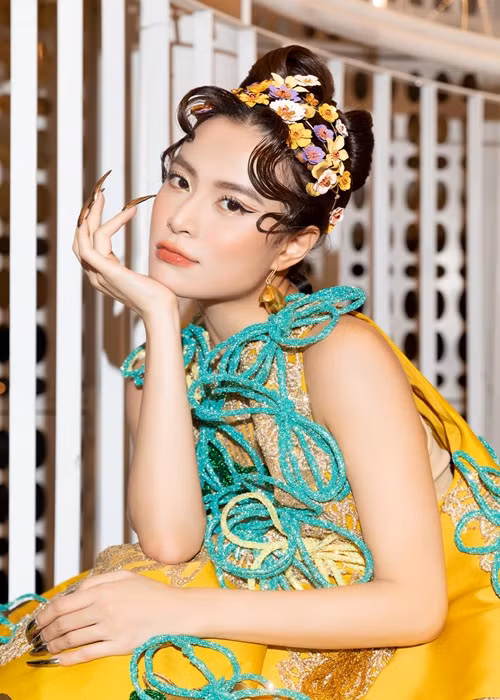 Chia sẻ về Harry Lu, Hoàng Thùy Linh viết trong tự truyện rằng, mối quan hệ với nam diễn viên này chưa thể gọi là tình yêu. Tuy nhiên, trước chia sẻ của Harry Lu, cô cảm thấy "tổn thương vô cùng. Có cách nào gợi lại nỗi đau quá khứ của tôi tốt hơn thế không?". Ảnh: FBNV