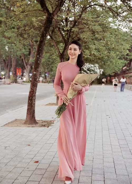 Để chào đón năm mới, Hà Kiều Anh thực hiện bộ ảnh áo dài.