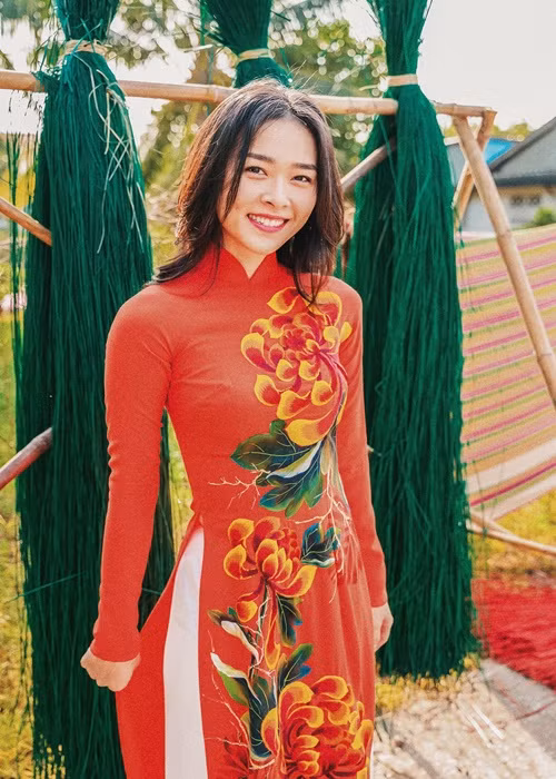 Diệp Bảo Ngọc diện áo dài đỏ với hy vọng có nhiều may mắn trong cả năm.