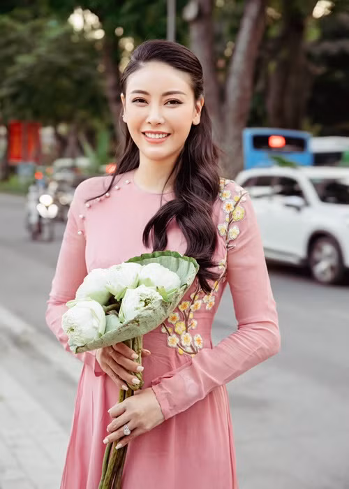 Bà mẹ 3 con khoe vẻ đẹp rạng rỡ trên phố Hà Nội.