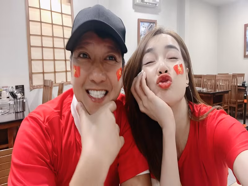 Nhã Phương khéo "nịnh" chồng. Trường Giang từng chia sẻ: "Nhã Phương thì chỉ biết là chăm con với lại ở không thôi. Cái gì Phương không làm được thì Giang nói: "Thôi để anh làm cho, để anh giải quyết cho". Sau đó, Phương nói: "Thiệt! Không có anh em sống không được đâu".