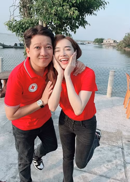 Nhã Phương cũng chăm sóc, quan tâm đến chồng không kém. Cô thường xuyên đến trường quay thăm Trường Giang.