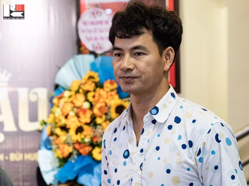 Gần đây, câu chuyện "Cái tát của mẹ" đăng trên trang cá nhân của Xuân Bắc gây tranh cãi. Nhiều người cho rằng nam diễn viên mượn câu chuyện này để "mắng khán giả". Giữa ồn ào, Xuân Bắc đã lên tiếng xin lỗi. Ảnh: Nhà hát kịch Việt Nam