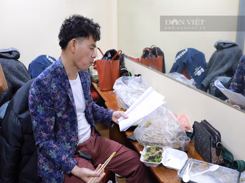 Xuân Bắc vừa ăn vừa ôn lại lời thoại. Ảnh: Dân Việt