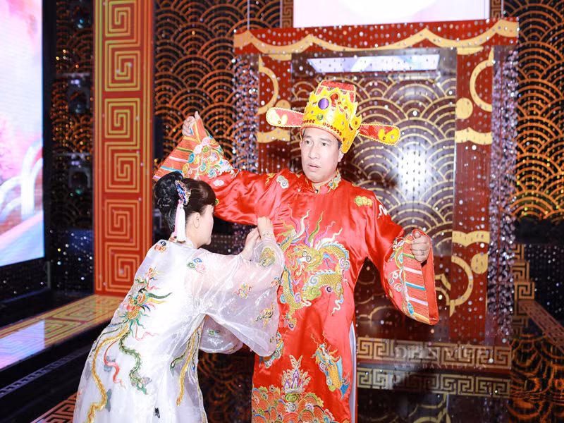 Vân Dung cài khuy áo giúp Quang Thắng. Ảnh: Dân Việt