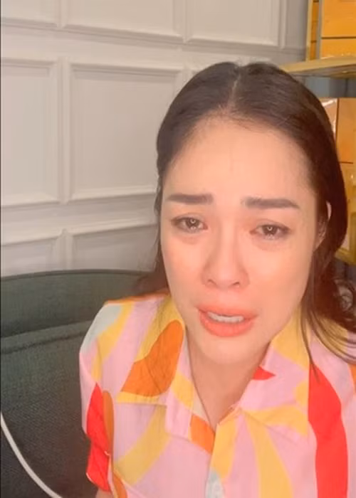 Giữa tháng 1/2023, Dương Cẩm Lynh thừa nhận nợ nần sau khi cư dân mạng lan truyền video cảnh nữ diễn viên bị chủ nợ chặn đường. Dương Cẩm Lynh cho biết, cô đang nợ 6 tỷ đồng từ nhiều người, phải trả lãi lẫn gốc 200 triệu đồng mỗi tháng. Dương Cẩm Lynh khẳng định, bản thân đang cố gắng làm trả nợ. Ảnh: Tiền Phong