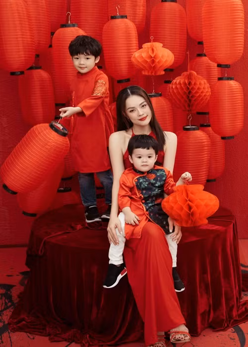 Dương Cẩm Lynh gác lại chuyện nợ nần để đón năm mới vui vẻ cùng các con. Ảnh: FBNV